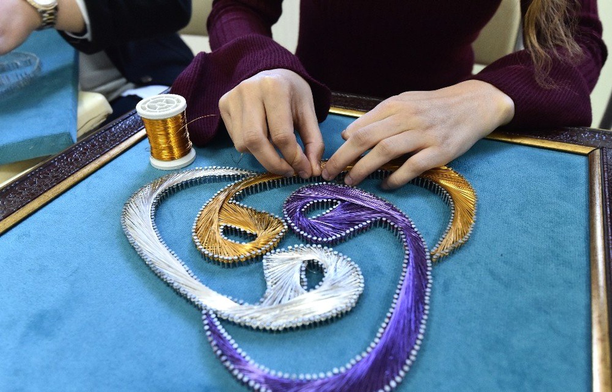 Kadınlar, Çivi ve Telle Sanat Eserleri Yapıyor