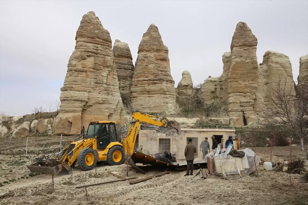 Kapadokya\'da Peribacaları Yakınındaki Yapıların Yıkılması