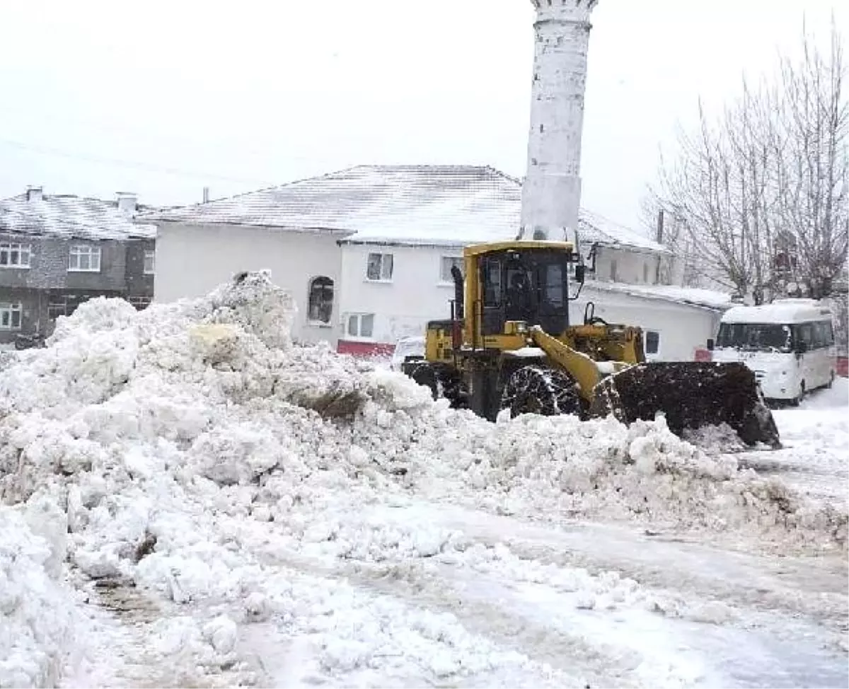 Kardan Kapanan 215 Köy Yolunu Açma Çalışmaları Sürüyor