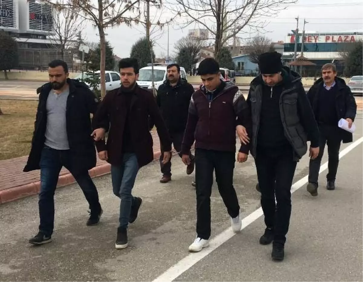 Kendilerini Polis Olarak Tanıtıp, Köpek ve Tüfekle Telefonları Gasbettiler