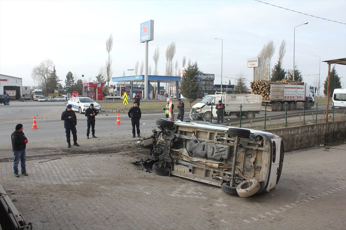Kütahya\'da Trafik Kazası: 3 Yaralı