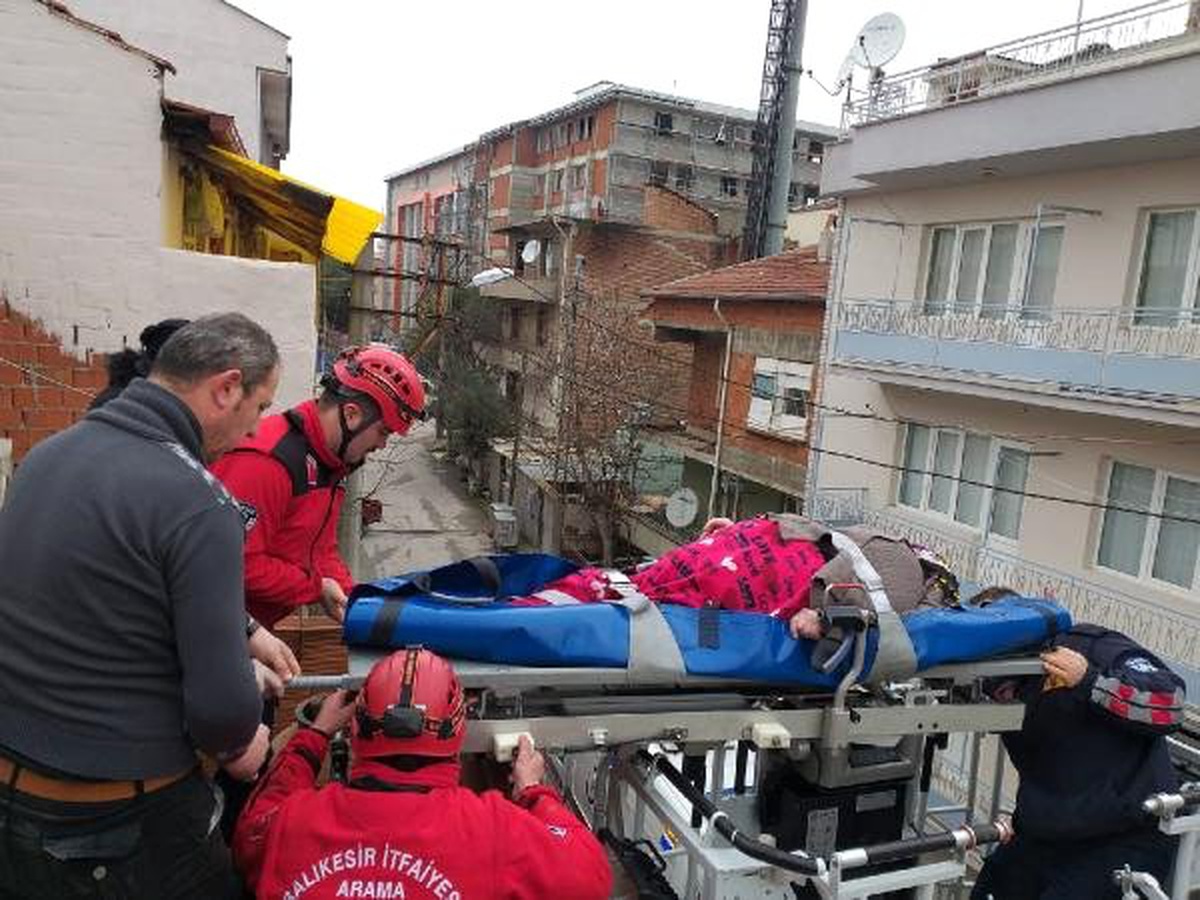Obezitesi Hastası Kadın, Terastan İtfaiye Merdiveniyle İndirildi