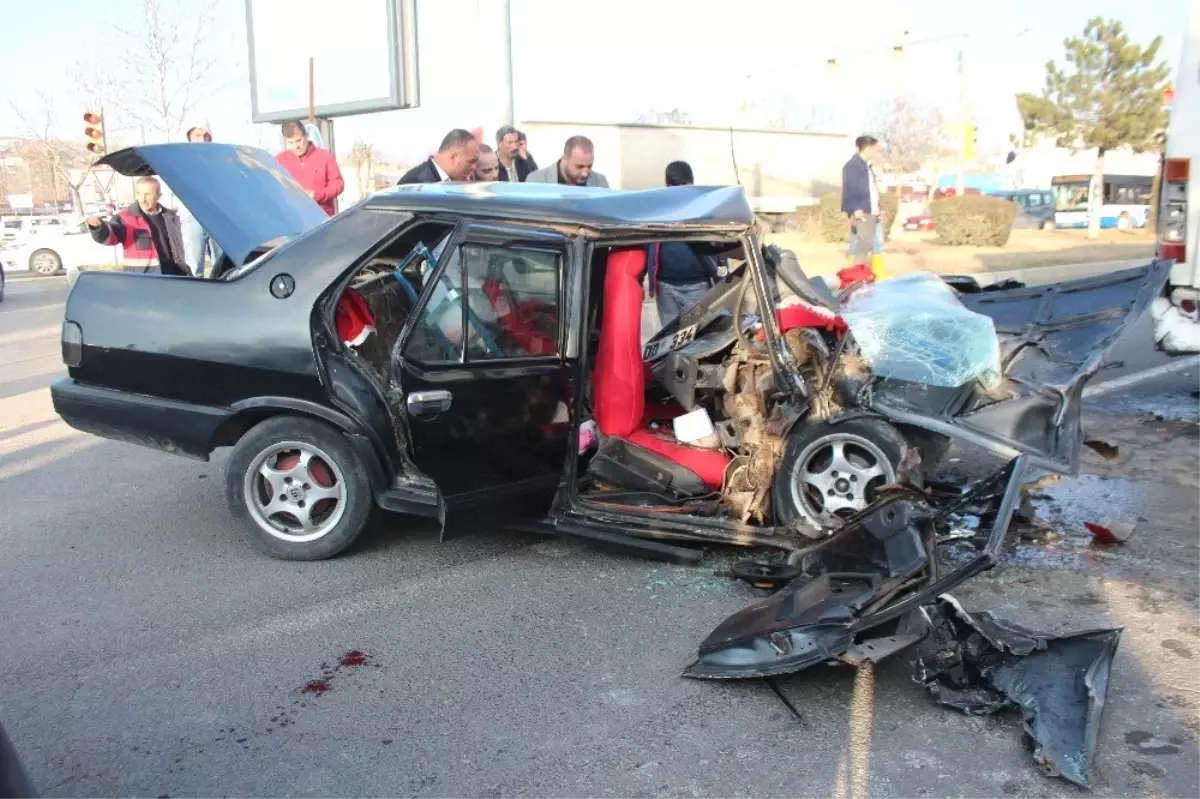 Otobüse Çarpan Otomobil Hurdaya Döndü: 1 Ağır Yaralı