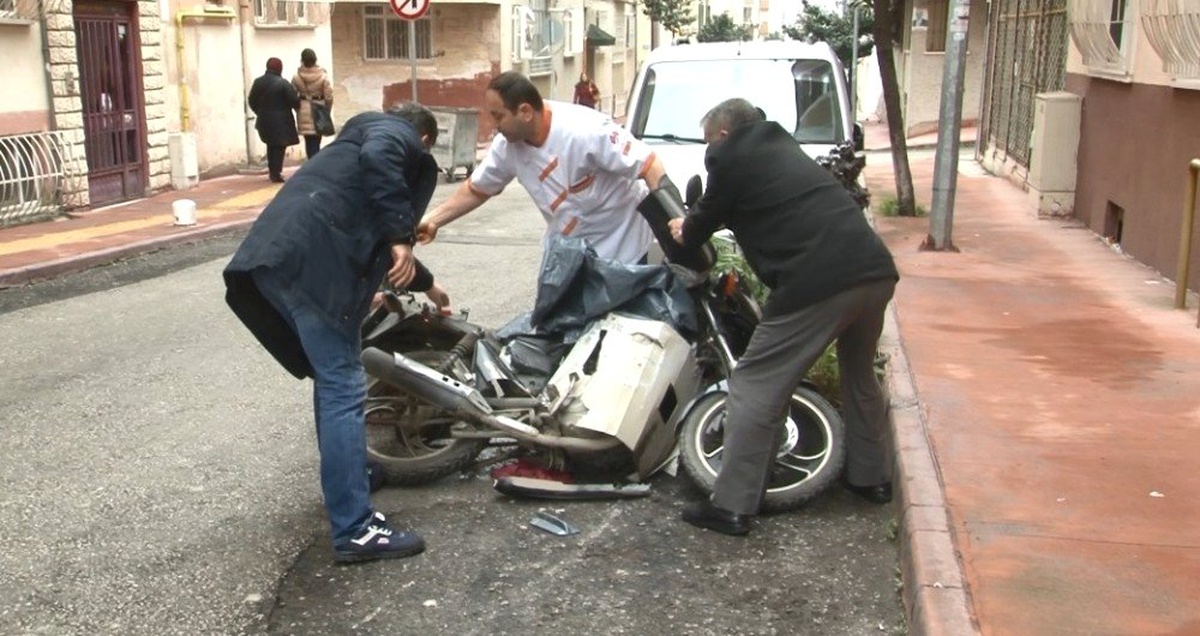 Otomobil Motosiklete, Motosiklet de Yayaya Çarptı: 2 Yaralı