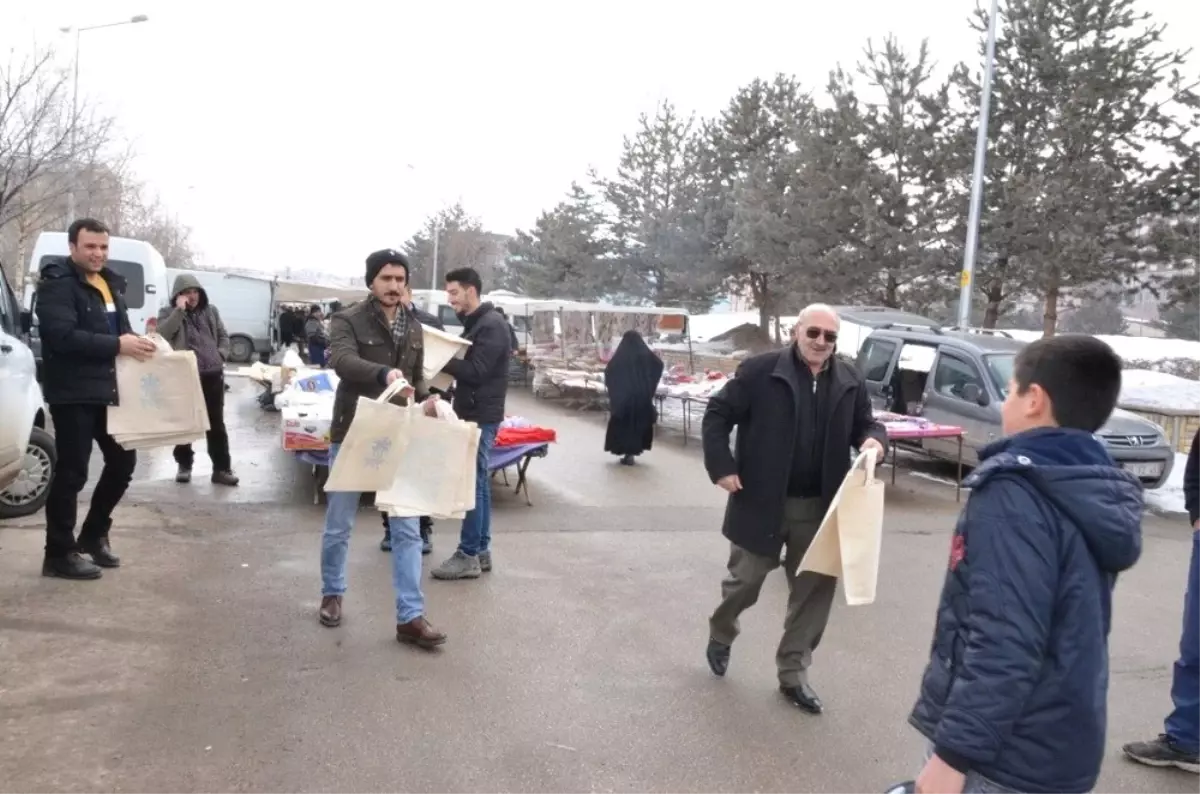 Palandöken Belediyesince Pazarda Vatandaşlara Bez Çanta Dağıtıldı