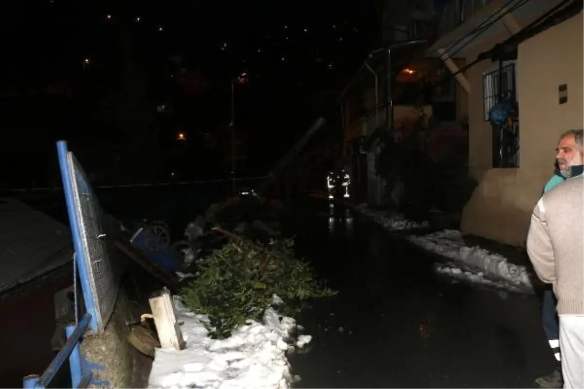 Sarıyer\'de İstinat Duvarı Evin Üzerine Devrildi