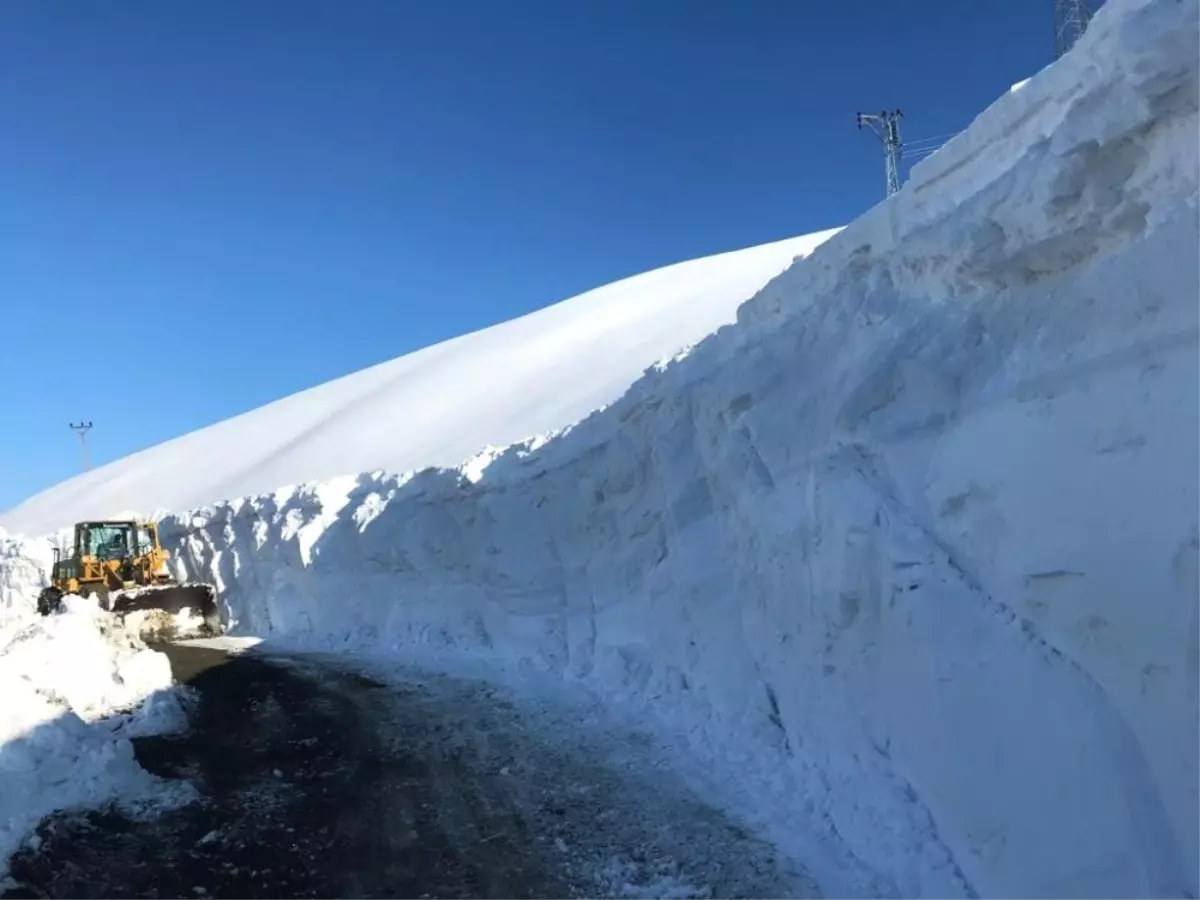 Sason\'da Kar Yağışı Nedeniyle Kapanan Son Mezraa Yolu da Ulaşıma Açıldı