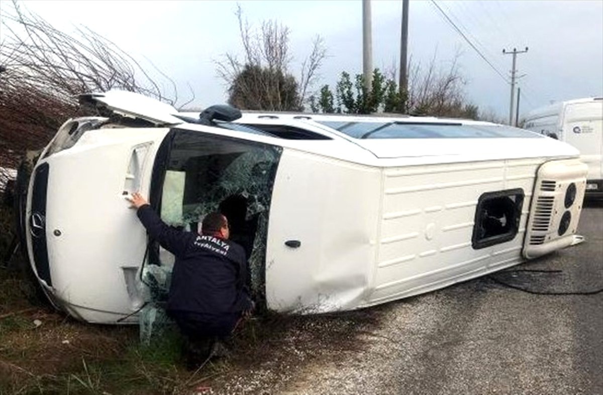 Sürücüsü Kalp Krizi Geçiren Öğrenci Servis Minibüsü Devrildi: 1 Ölü, 3 Yaralı