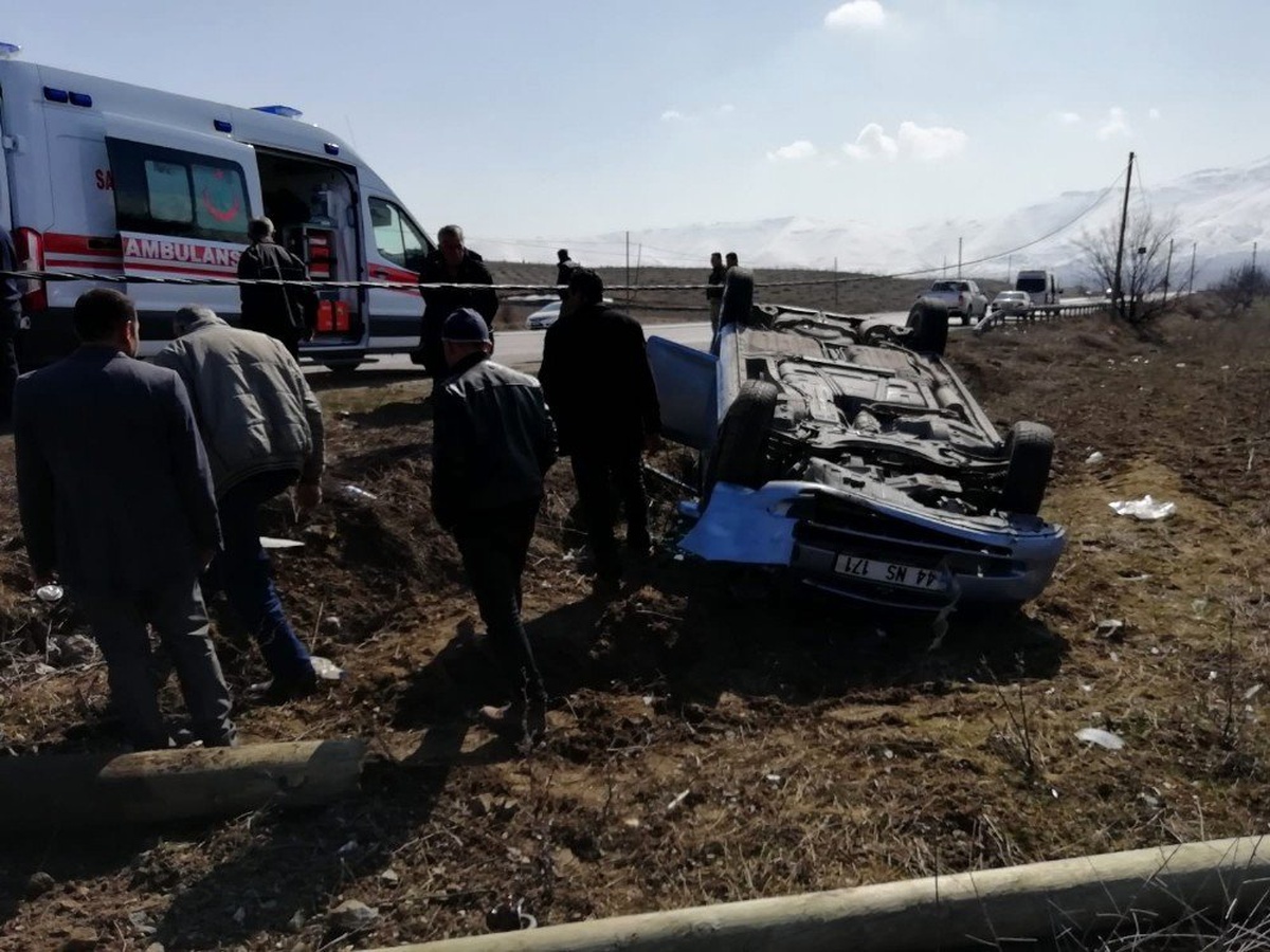 Tekerleği Patlayan Araç Kaza Yaptı: 2 Yaralı