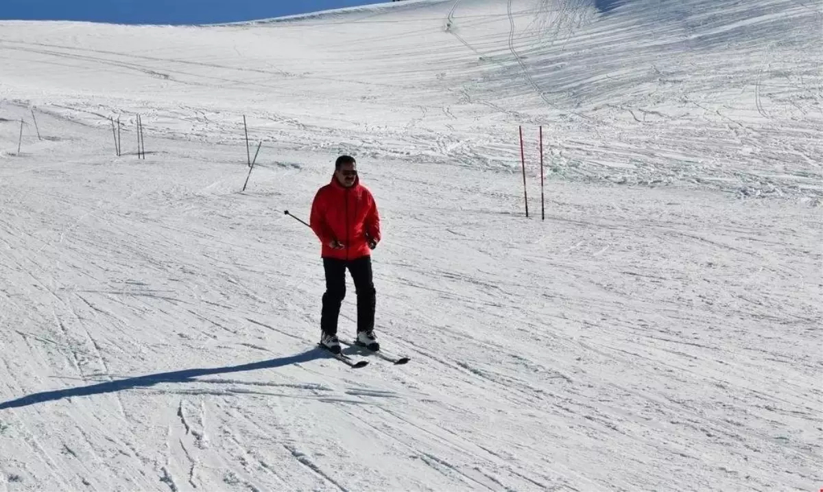 Vali Akbıyık Vatandaşlarla Birlikte Kayak Yaptı