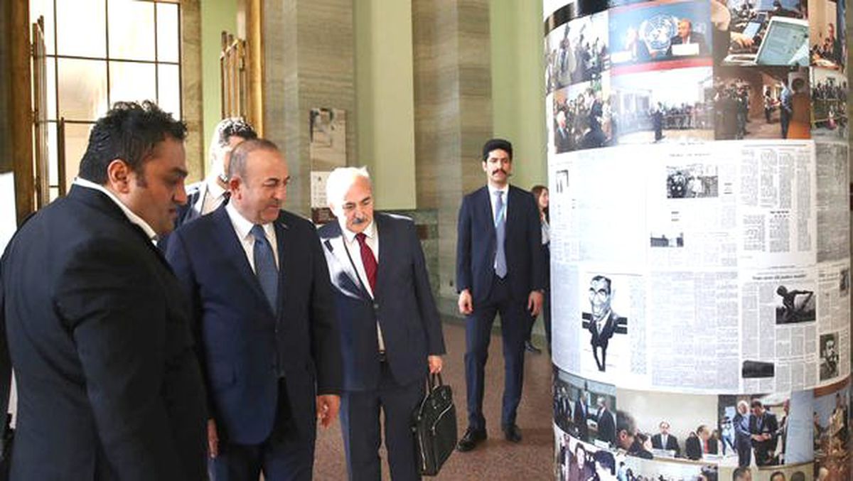 Bakan Çavuşoğlu Acanu Fotoğraf Sergisini Gezdi