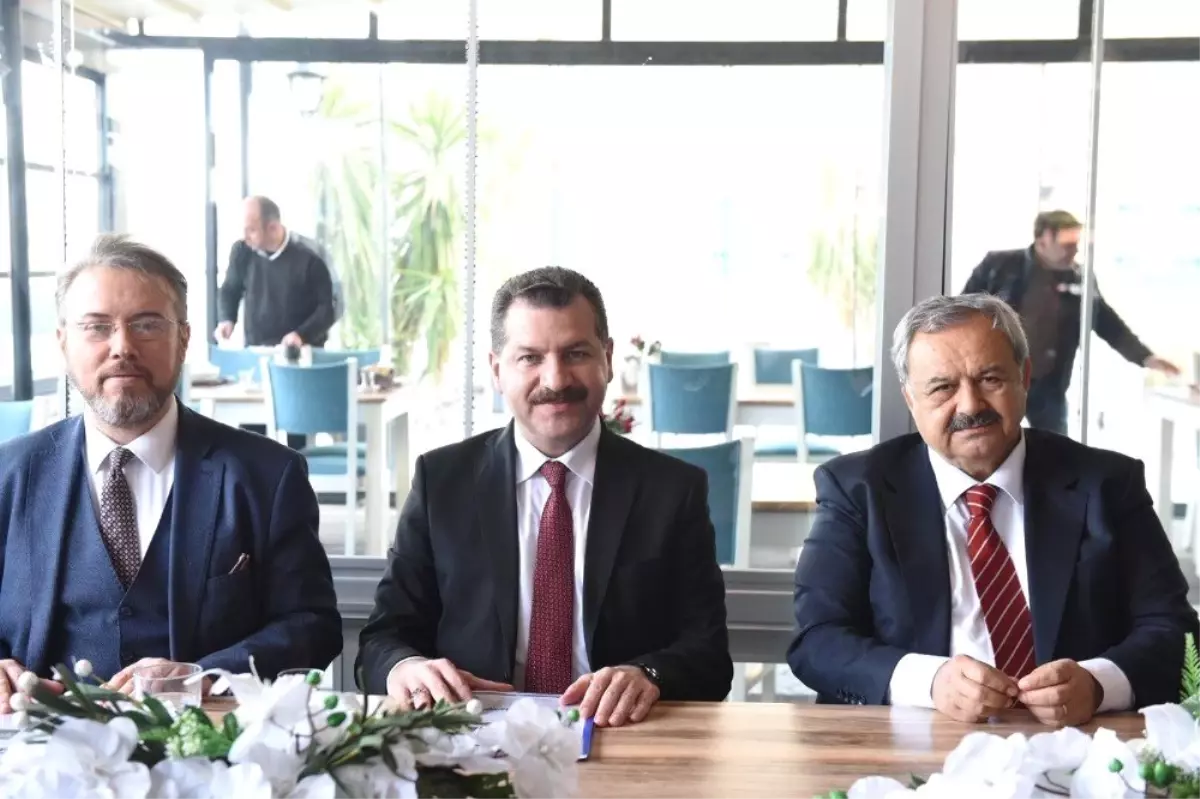 Balıkesir Büyükşehir Belediye Başkan Adayı Yücel Yılmaz, Burhaniye\'de Vatandaşla Buluştu