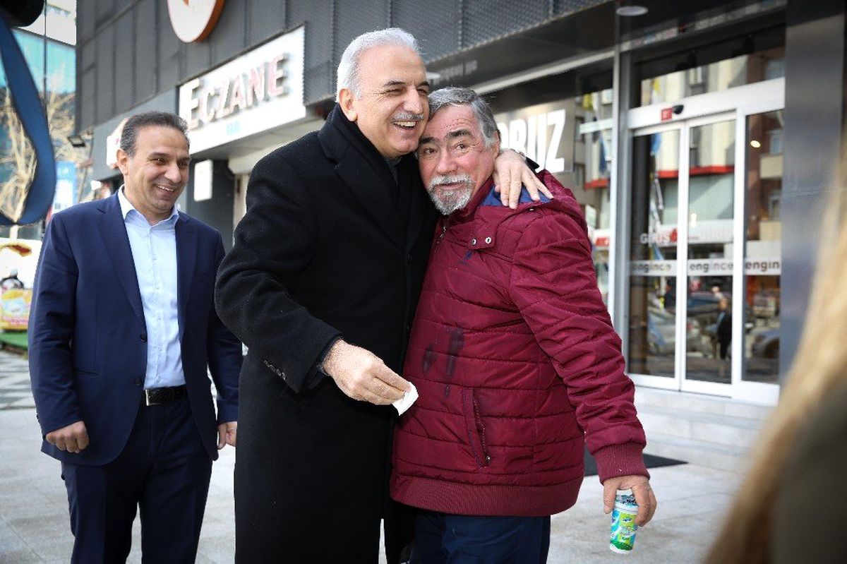 Başkan Adayı Yıldırım, İstiklal Mahallesi\'nde Esnafı Ziyaret Etti
