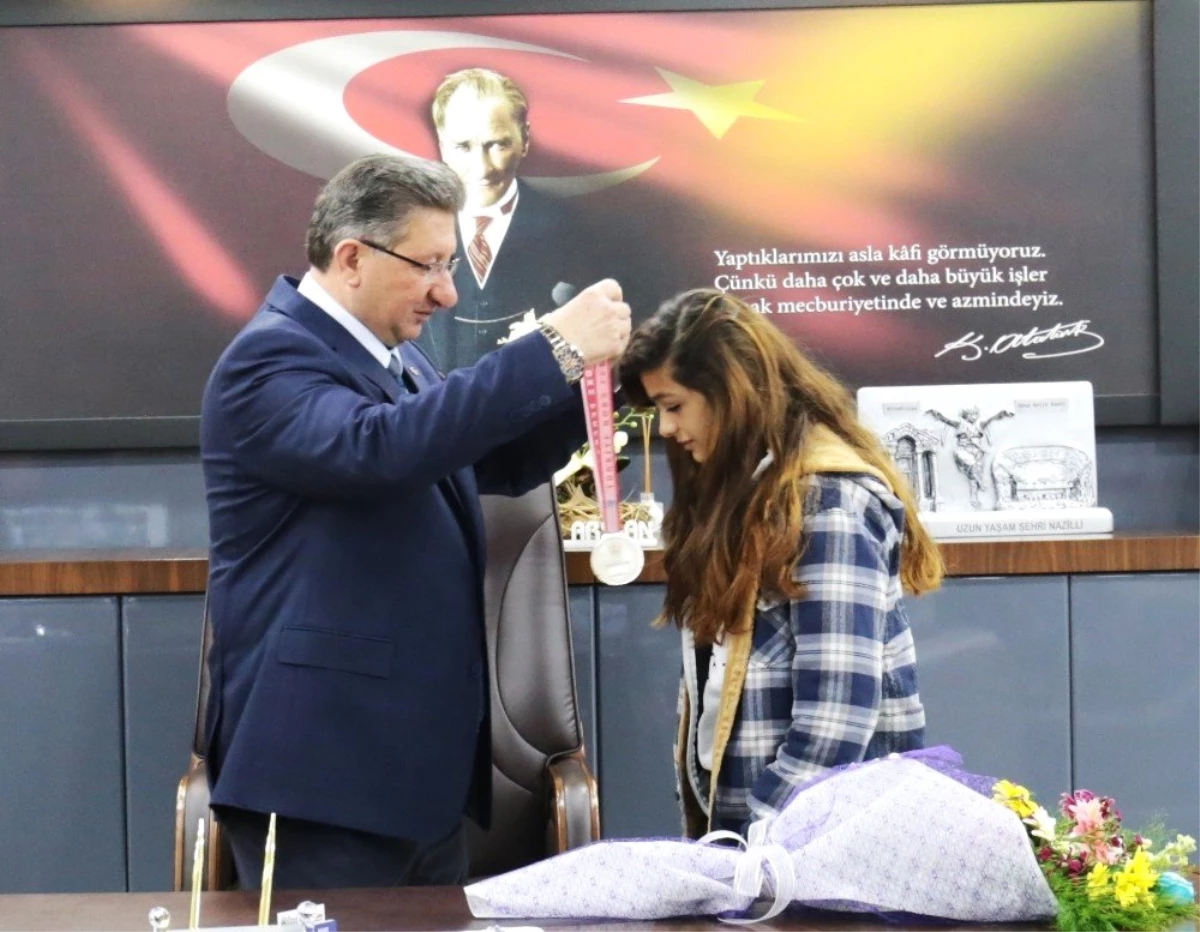 Başkan Arslan, Boks Şampiyonu Buse\'yi Altınla Ödüllendirdi