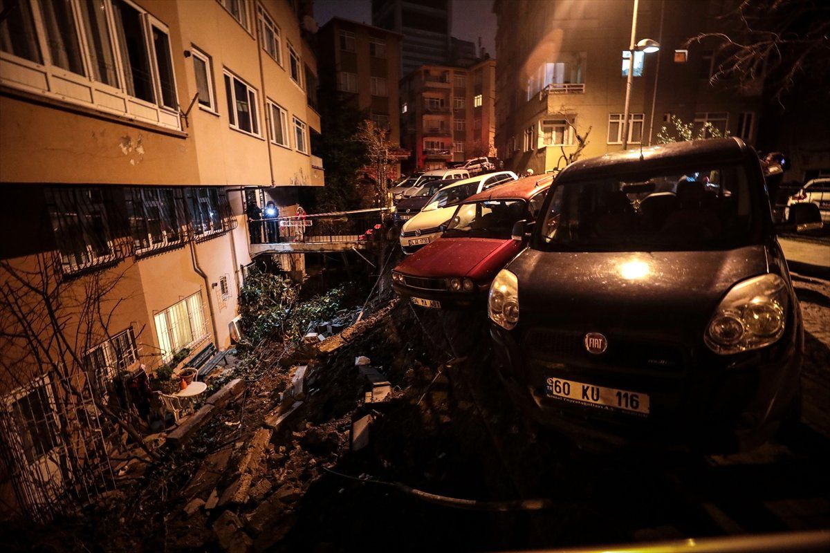 Beşiktaş\'ta Duvar Çöktü