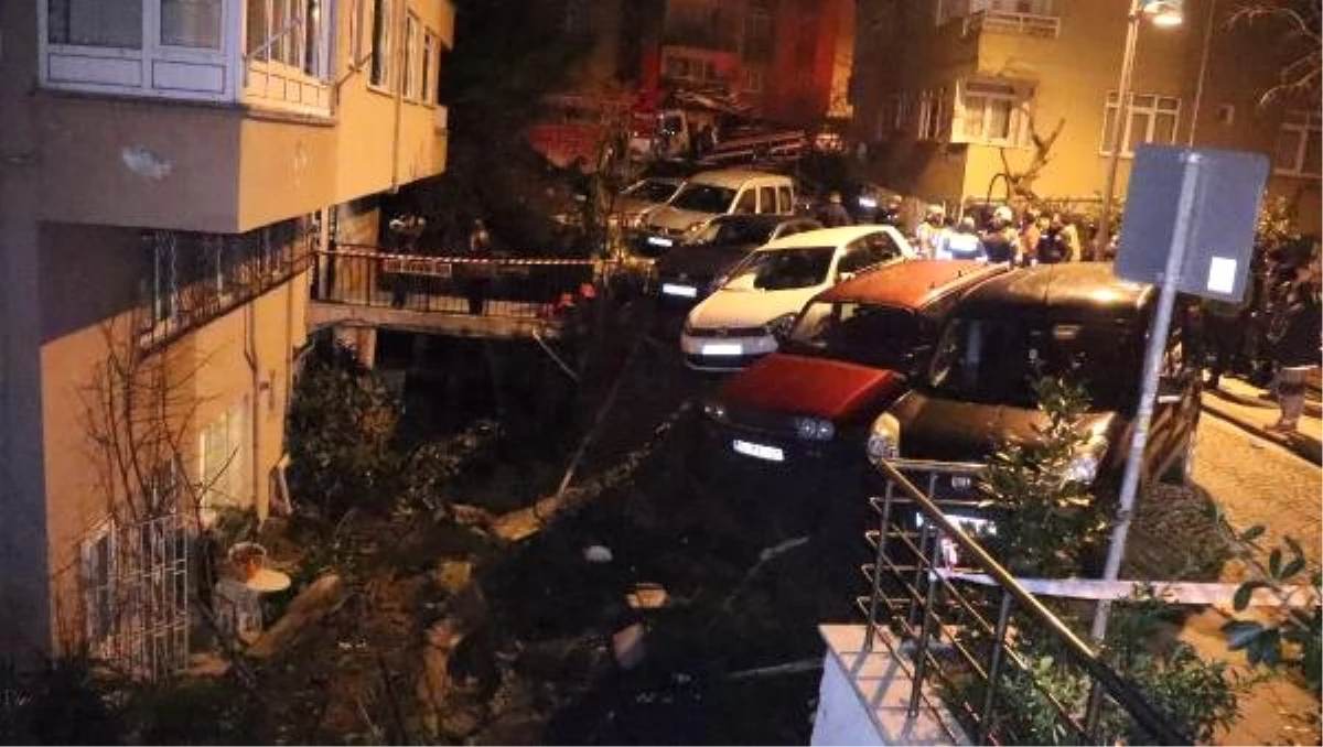 Beşiktaş\'ta Duvar Çöktü, Araçlar Askıda Kaldı