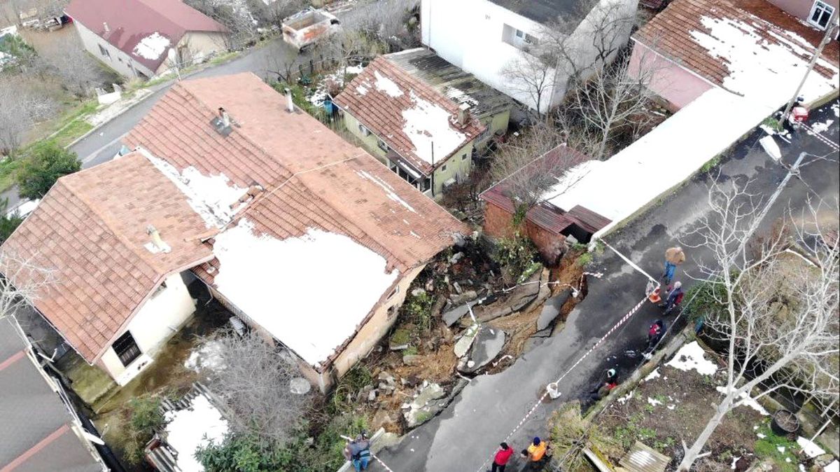 Beykoz\'da Yol Evin Üzerine Çöktü