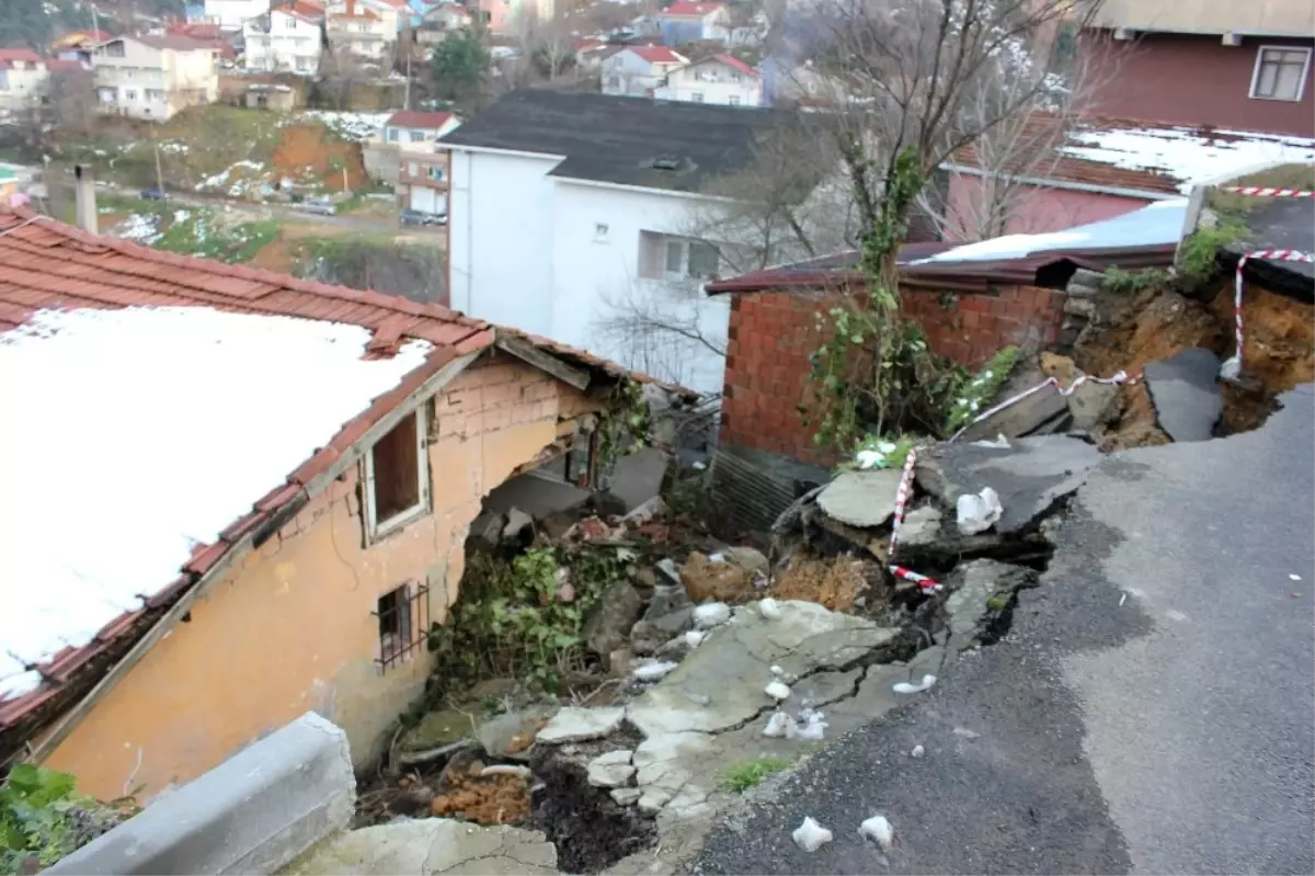 Beykoz\'da Yol Evin Üzerine Çöktü