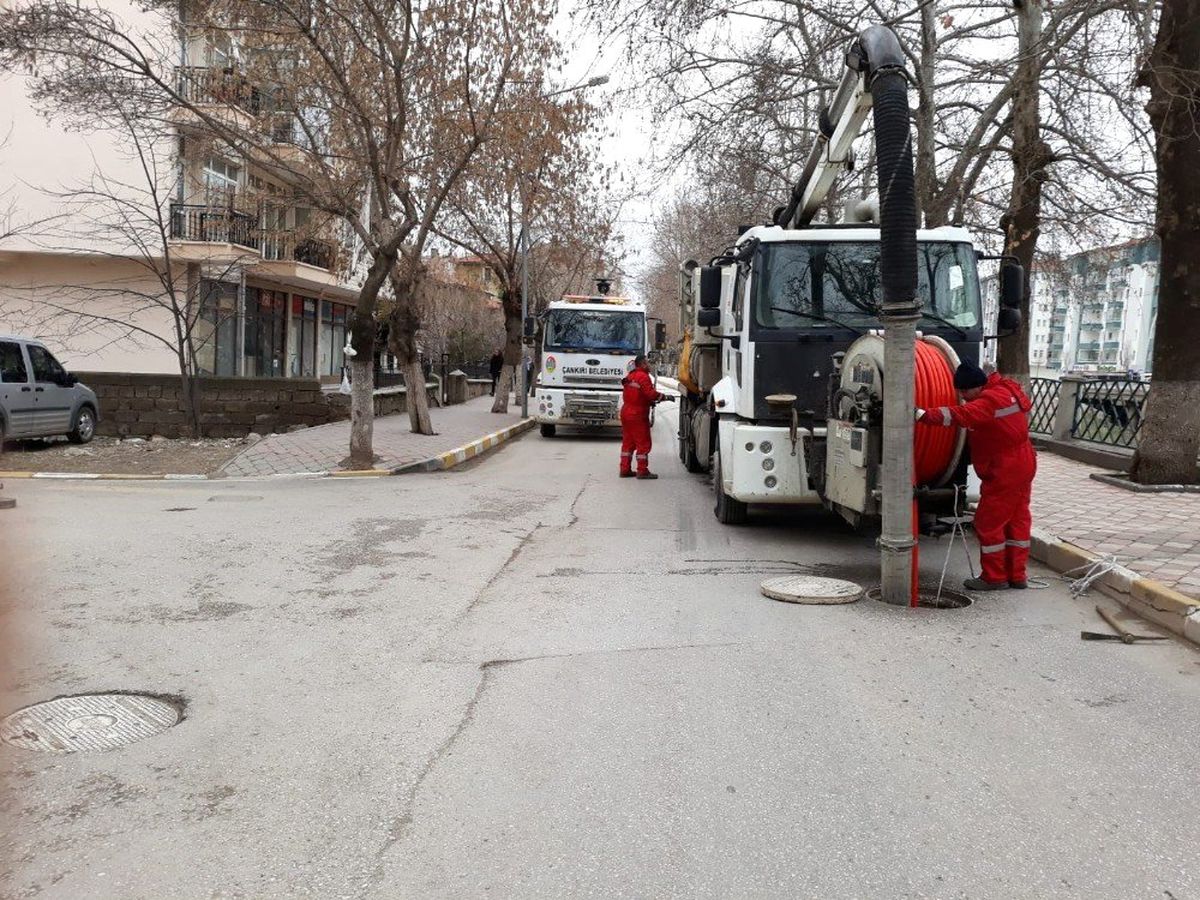 Çankırı Belediyesi Atık Su Kolektör Hatlarını Temizliyor