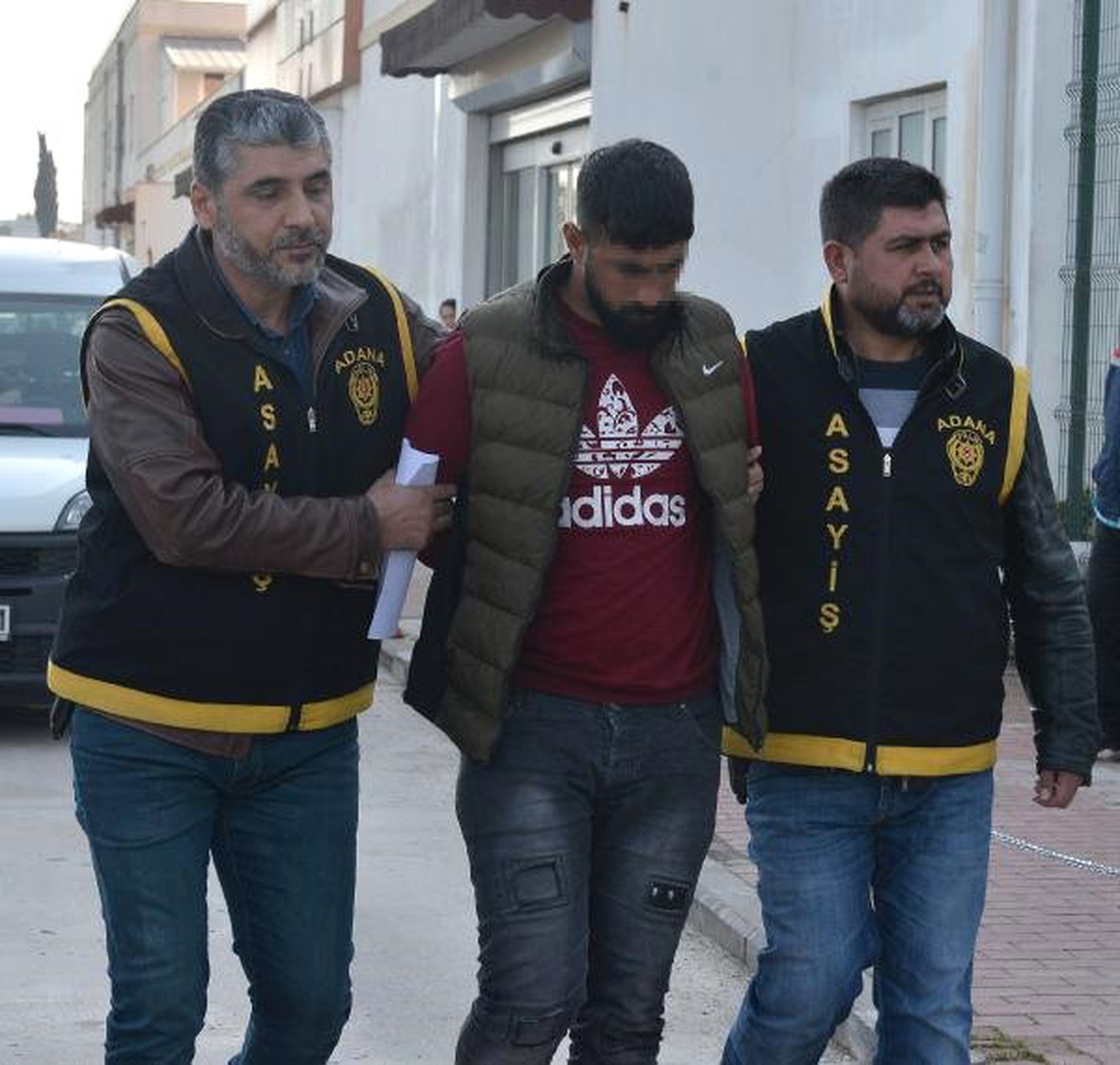 Cep Telefonu Çalan Motosikletli Kapkaççılardan Biri Yakalandı, Diğeri Aranıyor