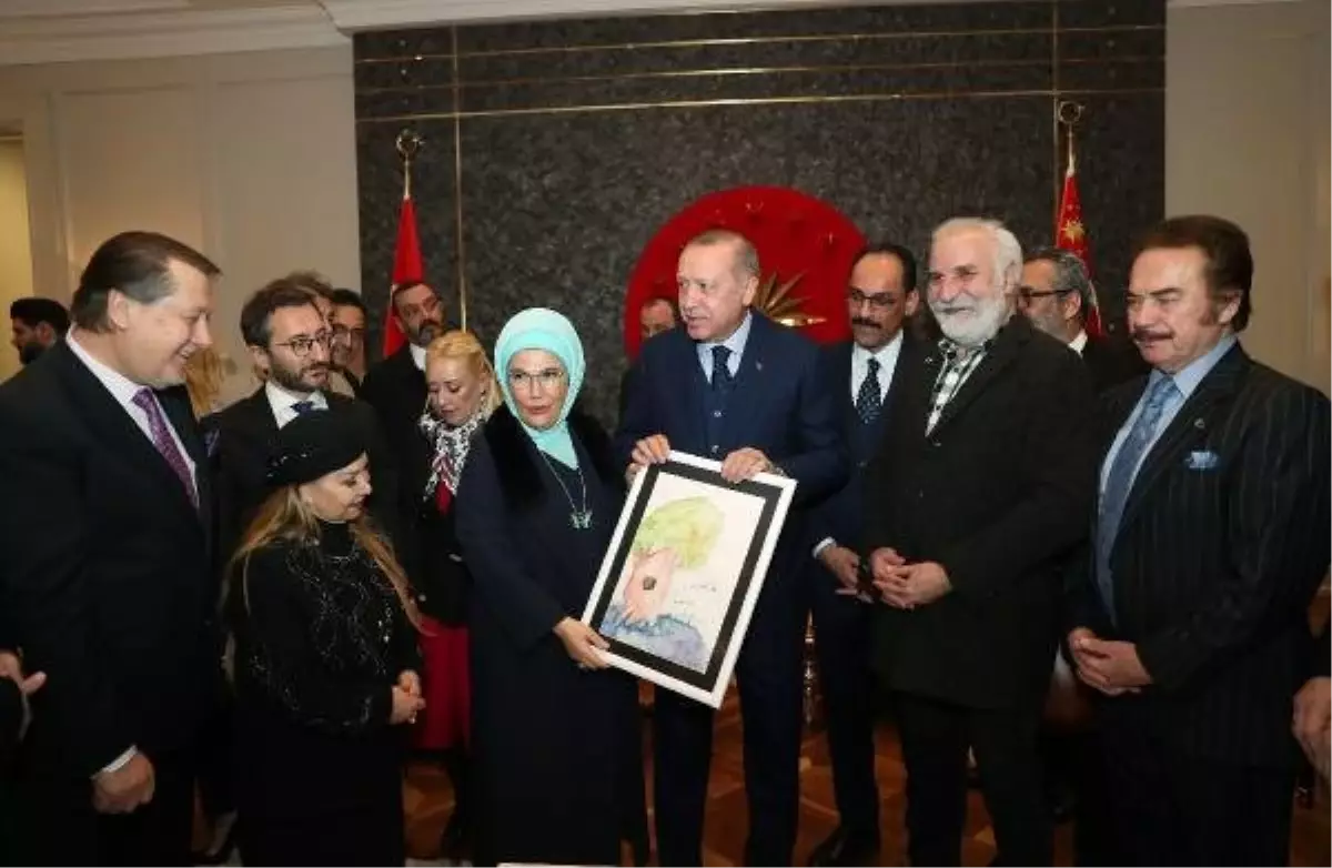 Ek Fotoğraflar//sanatçılardan Cumhurbaşkanı Erdoğan\'a Havalimanında Doğum Günü Sürprizi