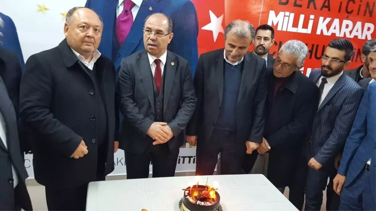 Erdoğan\'ın Doğum Günü MHP Seçim Bürosunda Pastayla Kutlandı
