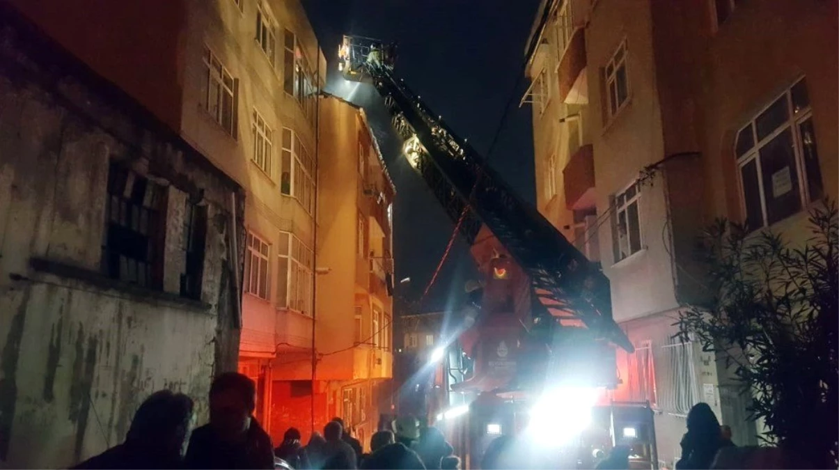 Gaziosmanpaşa\'da Korkutan Çatı Yangını