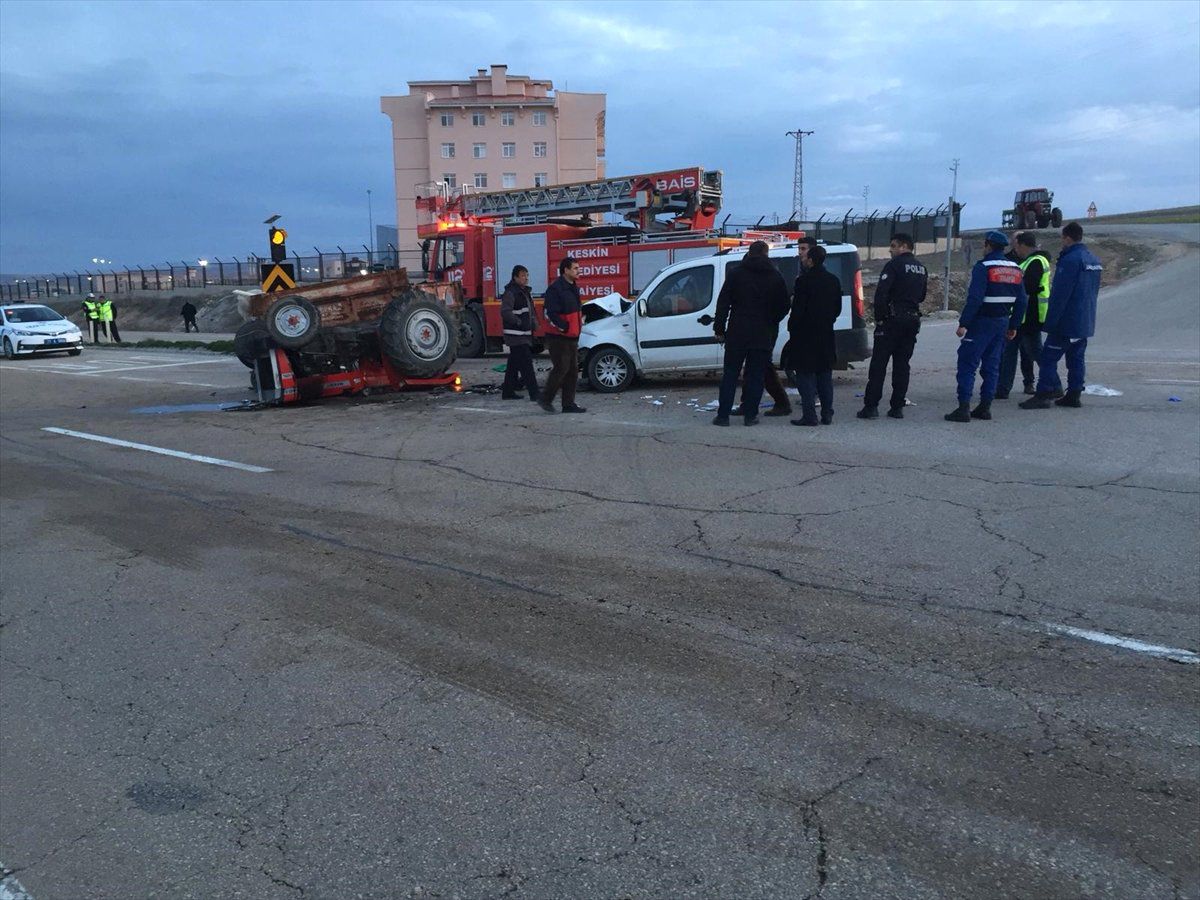 Hafif Ticari Araçla Traktör Çarpıştı: 3 Yaralı