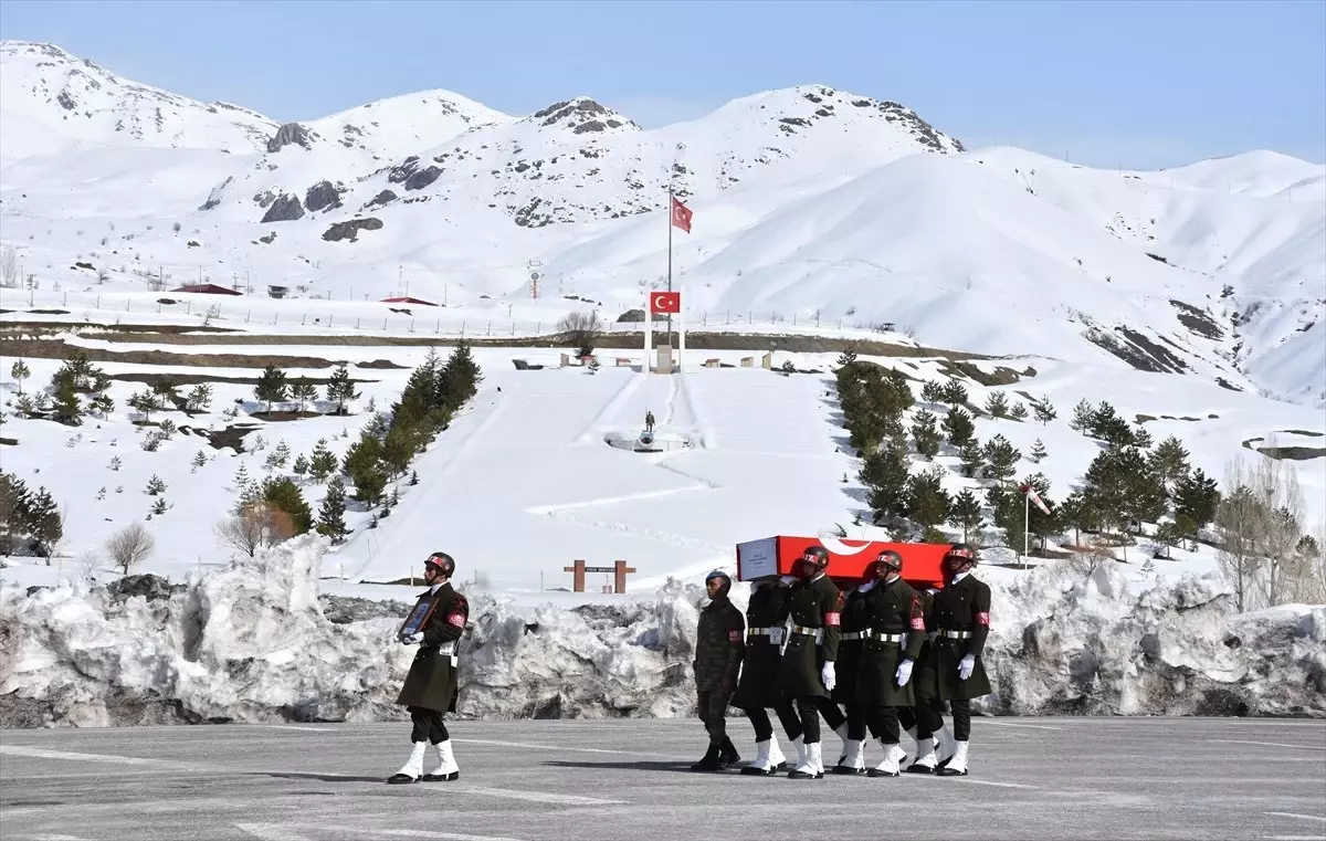 Hakkari\'de Hayatını Kaybeden Asker İçin Tören