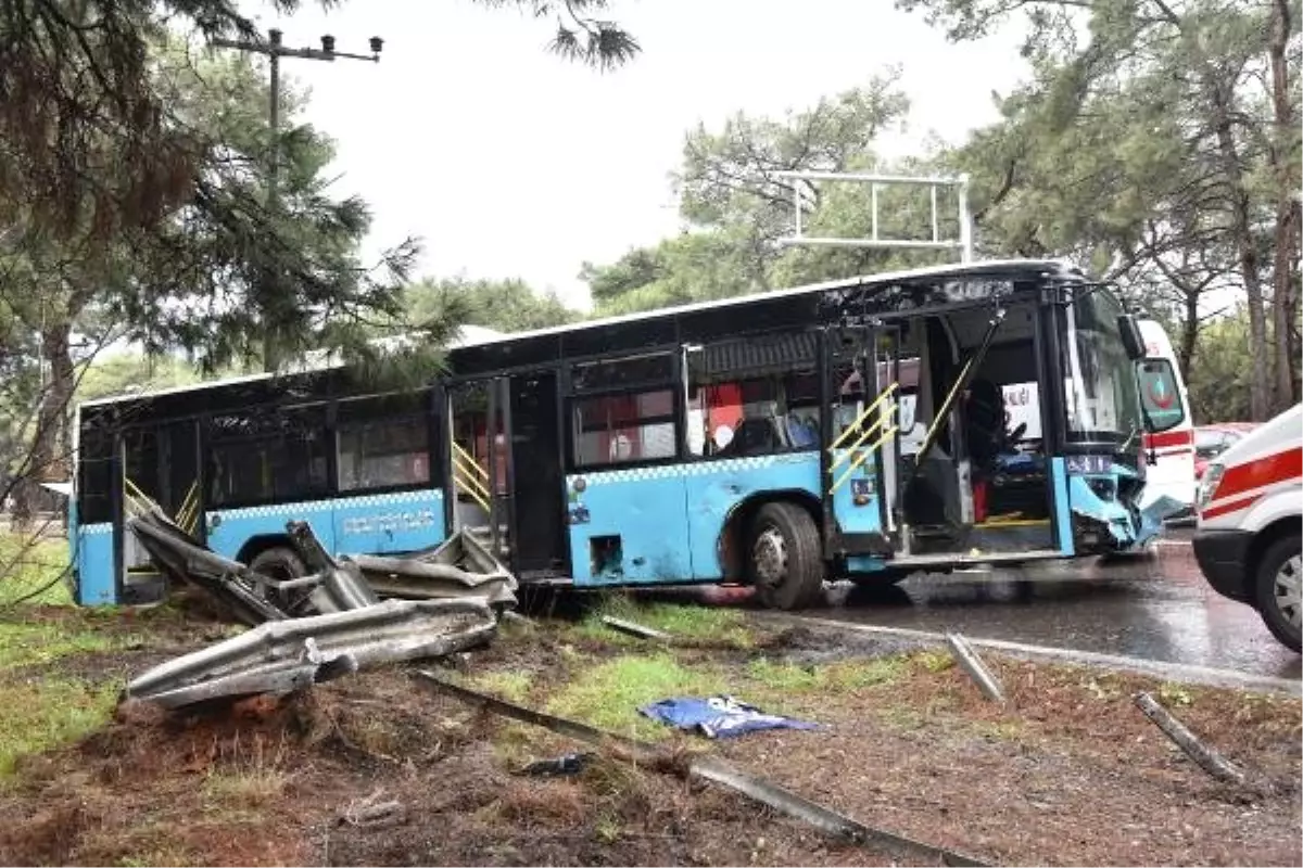 Halk Otobüsü Bariyerlere Çarptı: 4 Yaralı