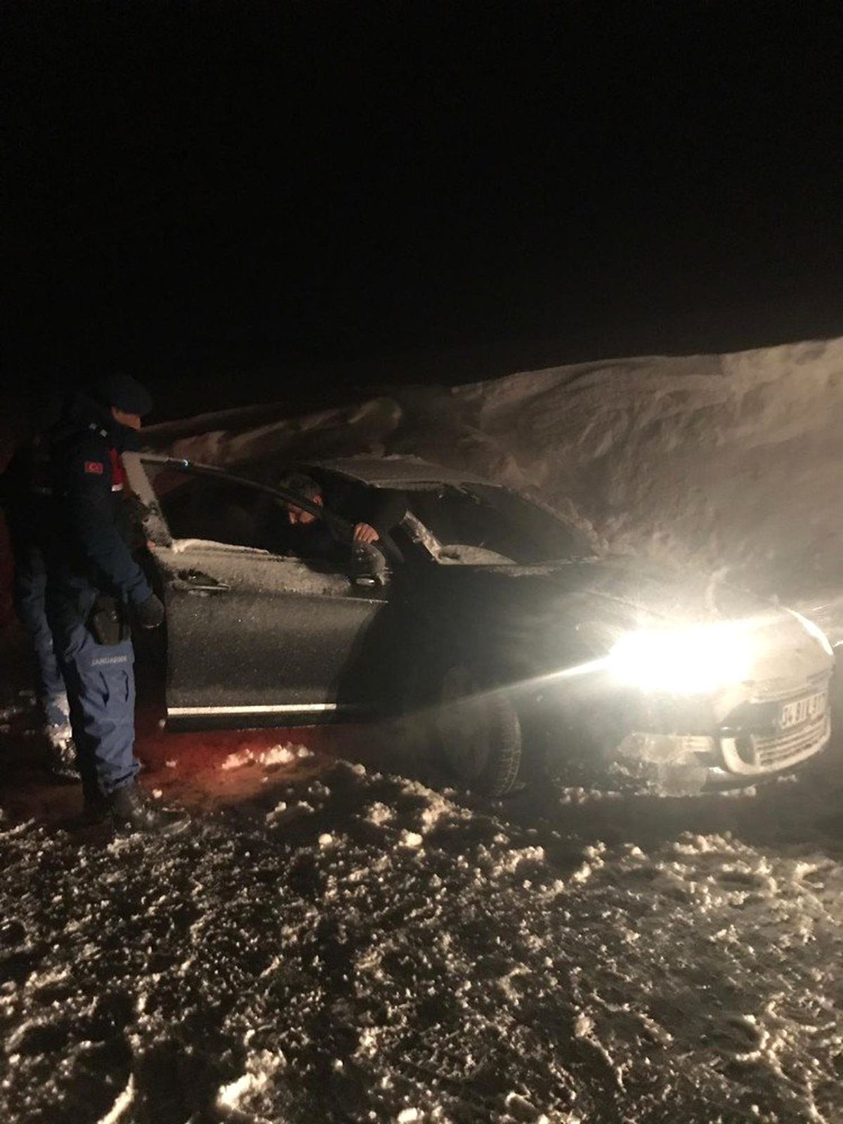 Kara Saplanan Aracı Jandarma Kurtardı