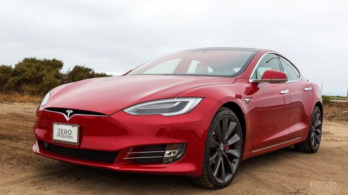 Kaza Sonrası Alev Alan Tesla\'nın Bozulan Kapı Kolları, Sürücüyü İçeri Kilitledi