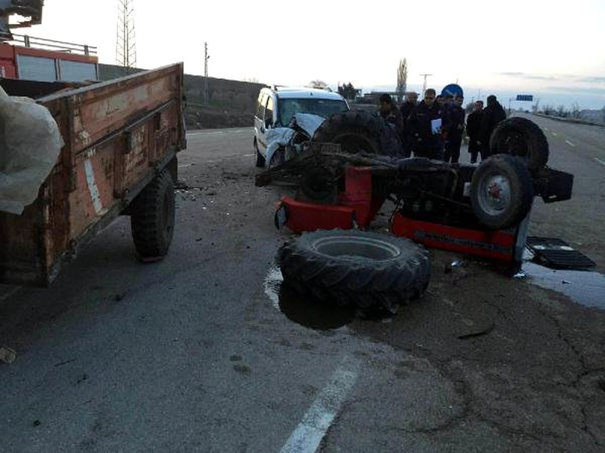 Kırıkkale\'de Traktör ile Hafif Ticari Araç Çarpıştı: 3 Ağır Yaralı
