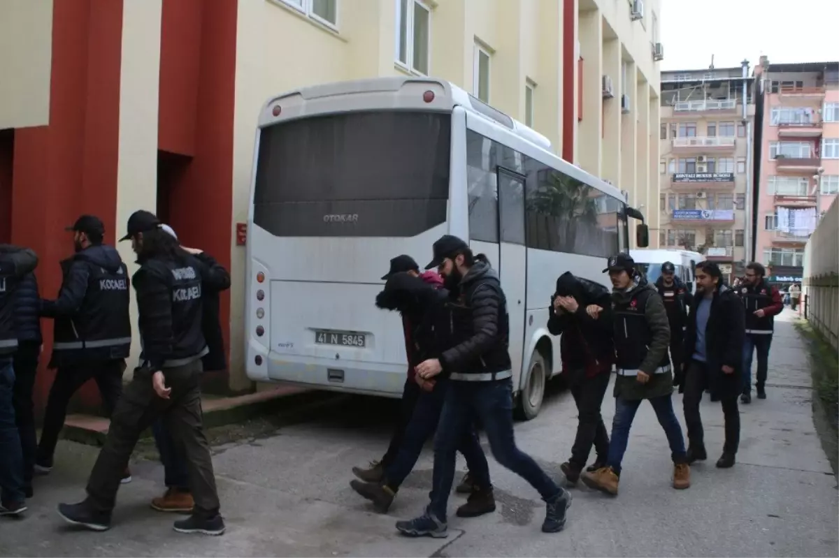 Kocaeli\'de Sokak Satıcılarına Operasyon: 8 Gözaltı