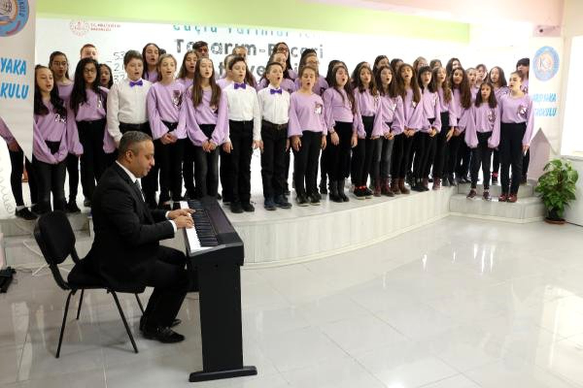 Marşı 2 Günde Ezberleyip, Cumhurbaşkanı Erdoğan\'a Okudular