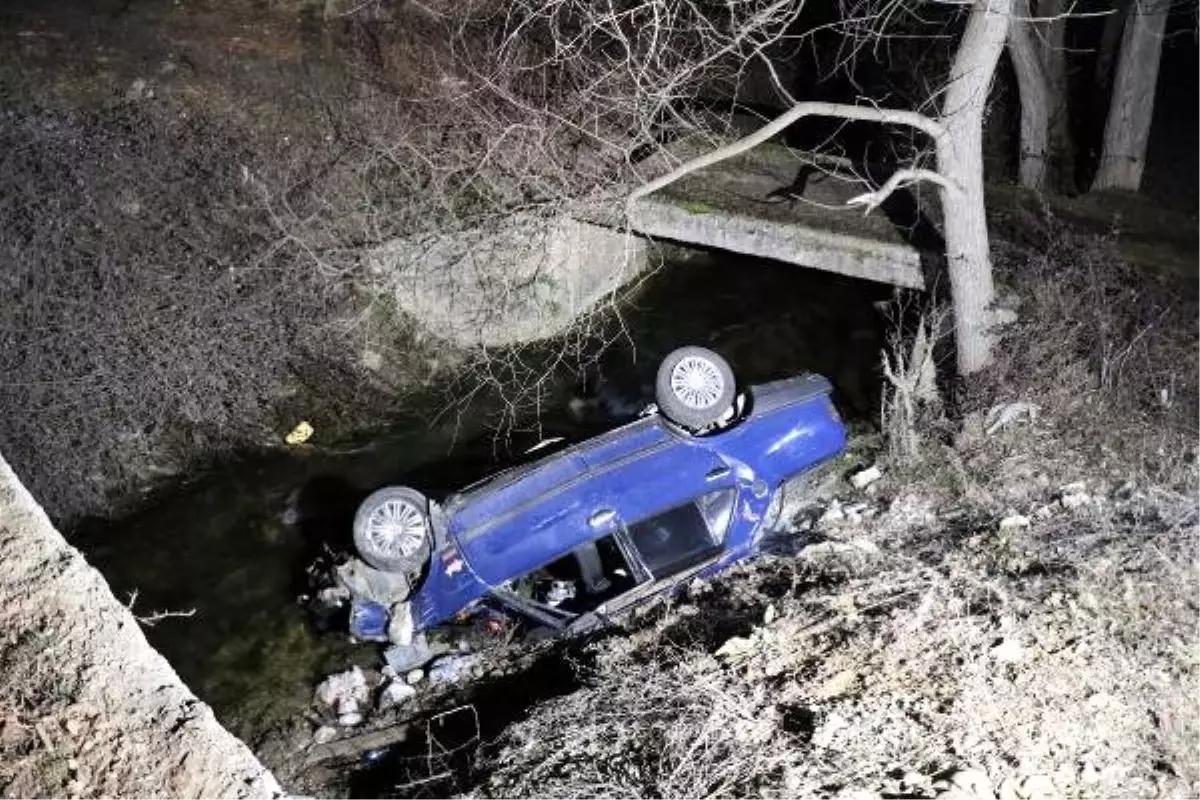 Otomobiliyle Polisten Kaçarken Ekip Otosuna Çarpıp, Dereye Uçtu