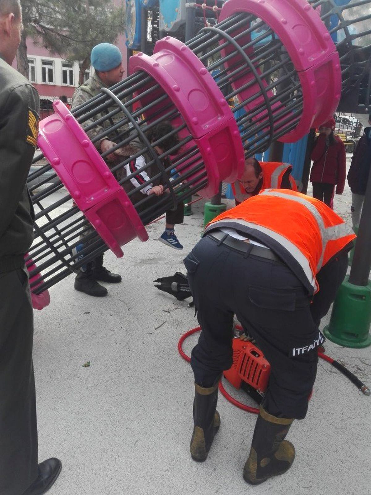 Parkta Ayağı Kaydırağa Sıkışan Çocuğu İtfaiye Kurtardı