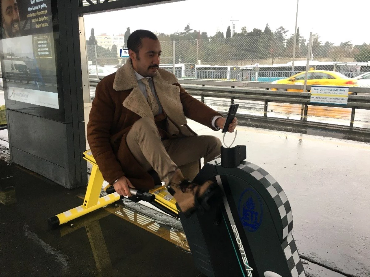 Payitaht Abdülhamid Dizisi Oyuncusu, Metrobüs Durağındaki Bisikletli Şarj Aletiyle Telefonunu Şarj...