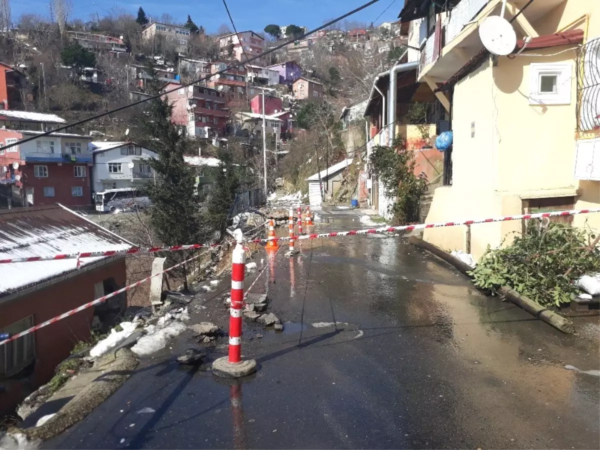 Sarıyer\'de Çöken İstinat Duvarı Vatandaşları Mağdur Etti