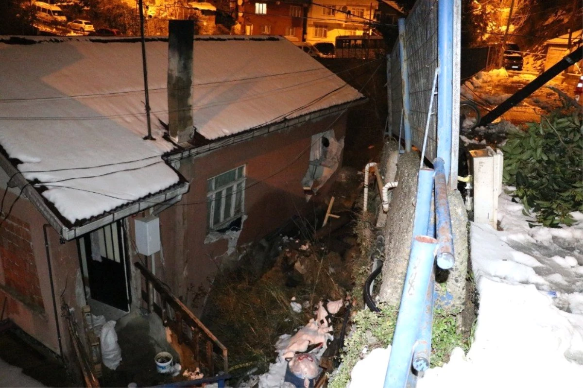 Sarıyer\'de İstinat Duvarı Çöktü 5 Ev Tahliye Edildi