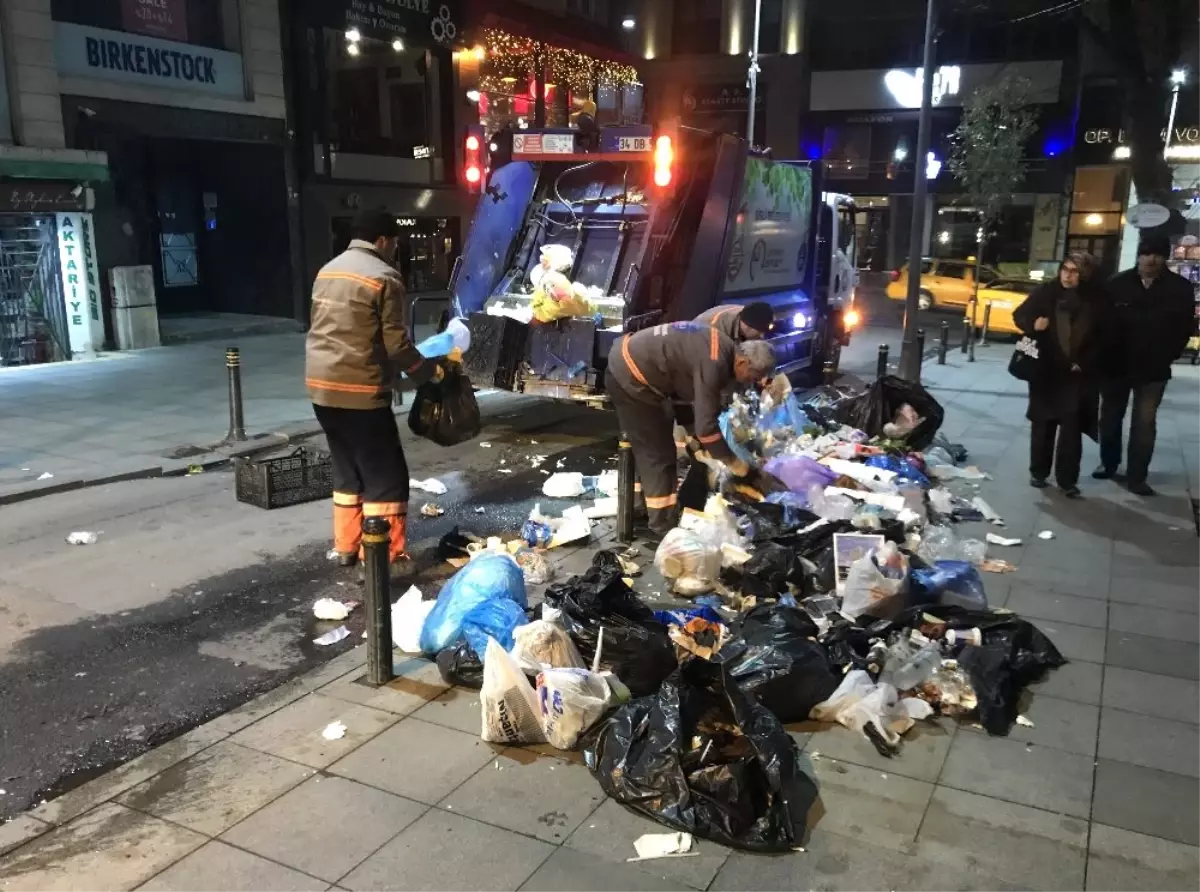 Şişli\'de Günler Sonra Çöpler Toplanmaya Başlandı