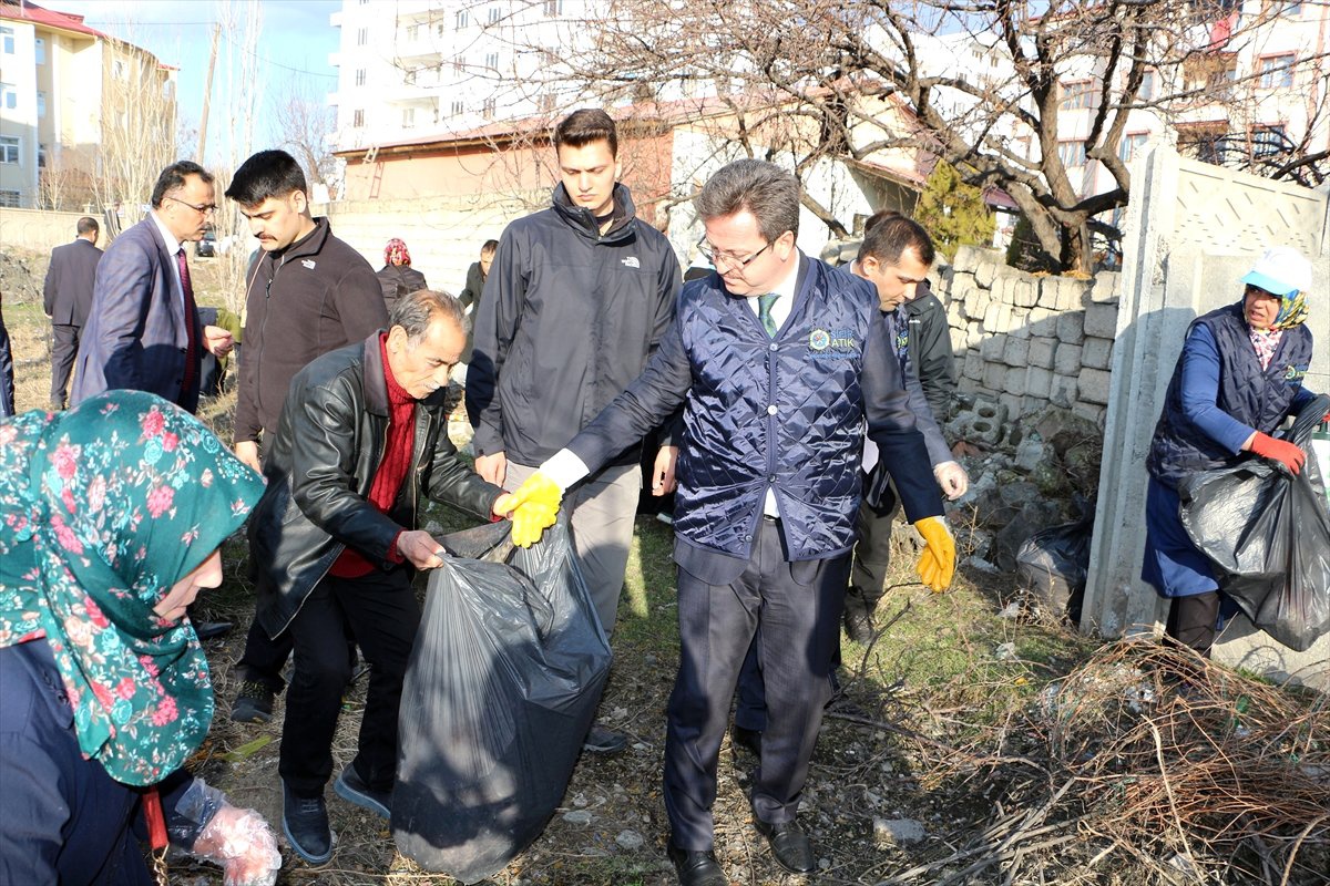 Vali Enver Ünlü Cadde ve Sokaklarda Çöp Topladı