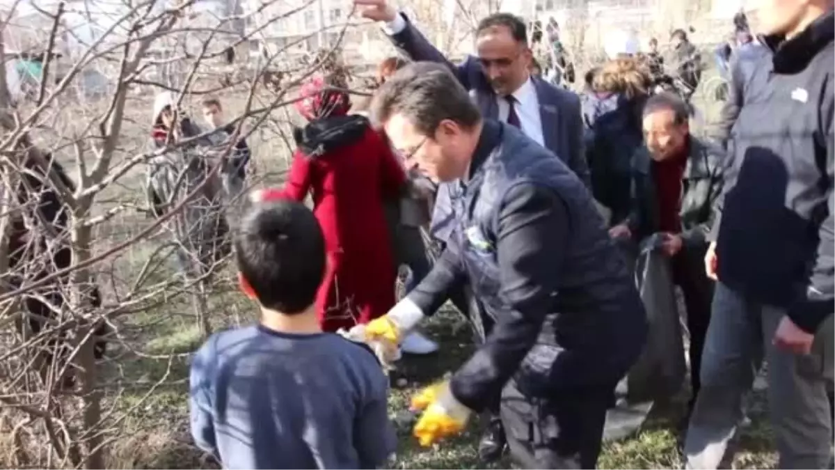 Vali Enver Ünlü Cadde ve Sokaklarda Çöp Topladı