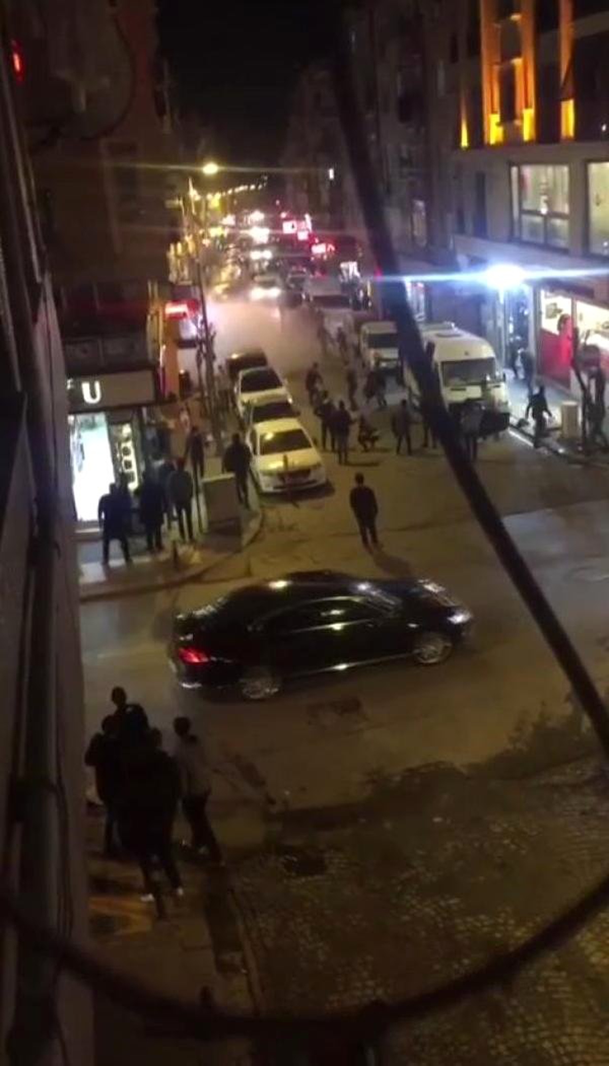 Zeytinburnu\'nda Kavga Eden İki Grup Ortalığı Savaş Alanına Çevirdi