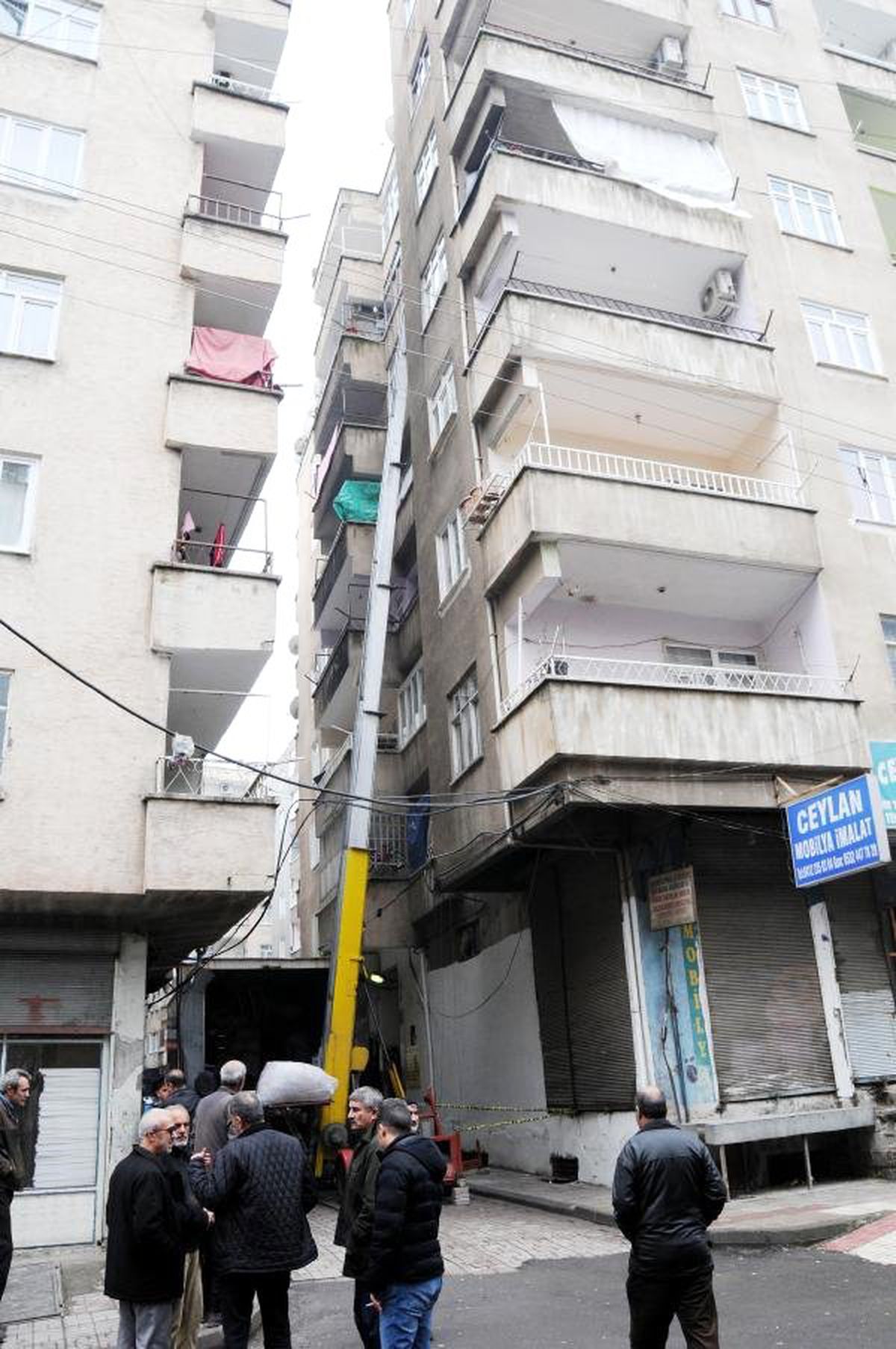 Ağır Hasarlı 7 Katlı Dilan Apartmanı Boşaltılıyor