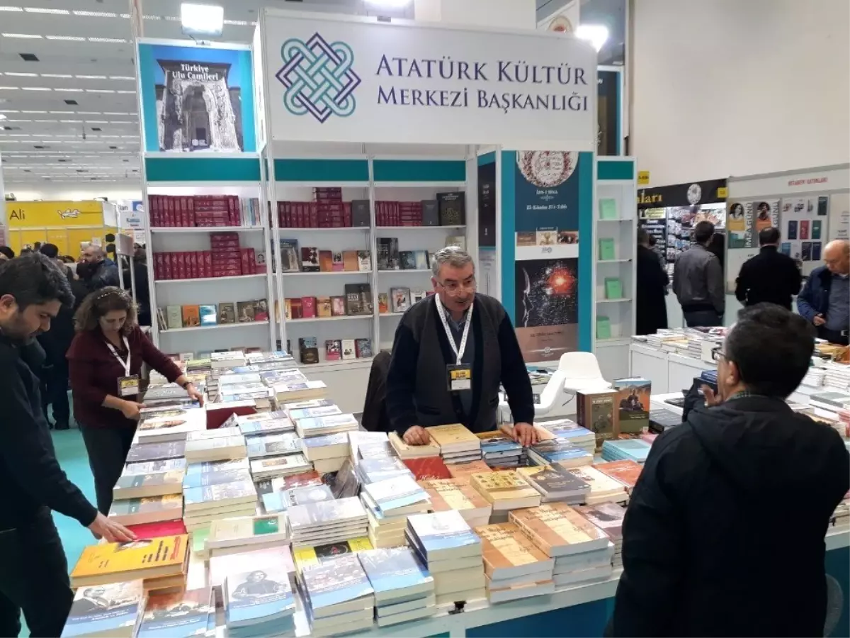 Akm Başkanlığı, 13. Ankara Kitap Fuarı\'nda Kitapseverlerle Buluştu