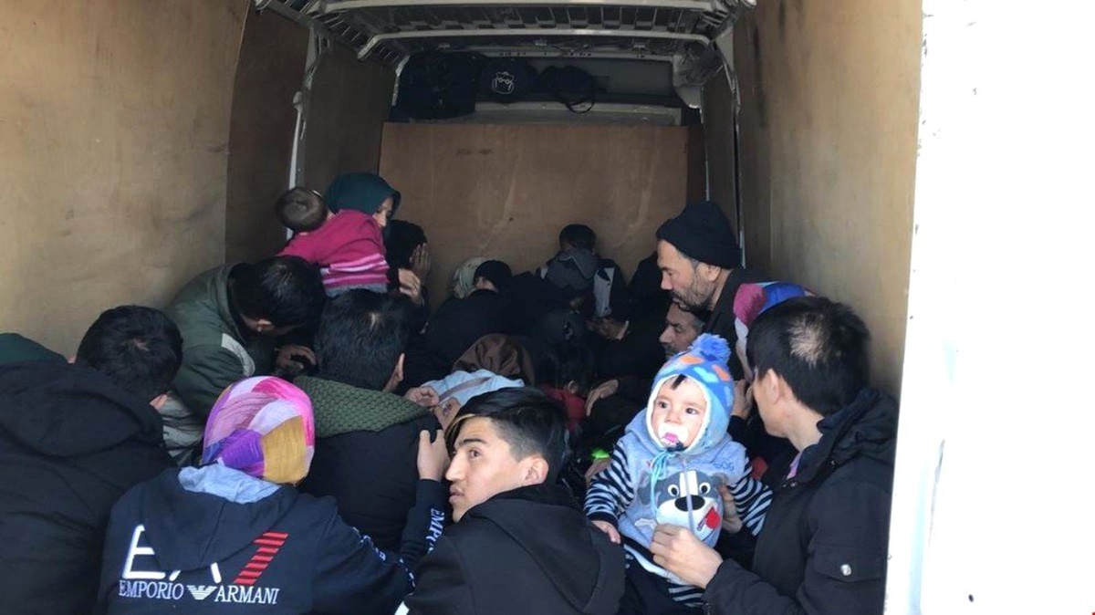 Balıkesir\'de 37 Kaçak Afgan Göçmeni Yakalandı