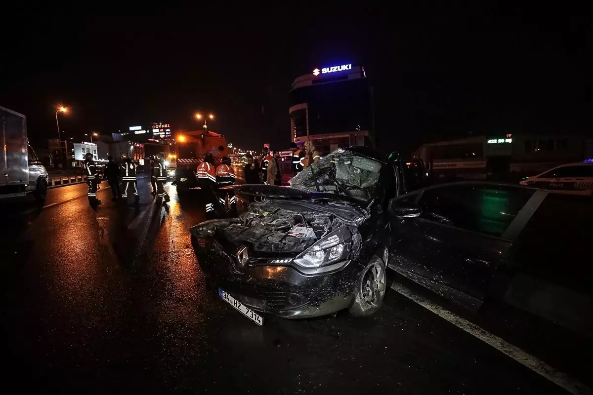 Beylikdüzü\'nde Zincirleme Trafik Kazası: 3 Yaralı