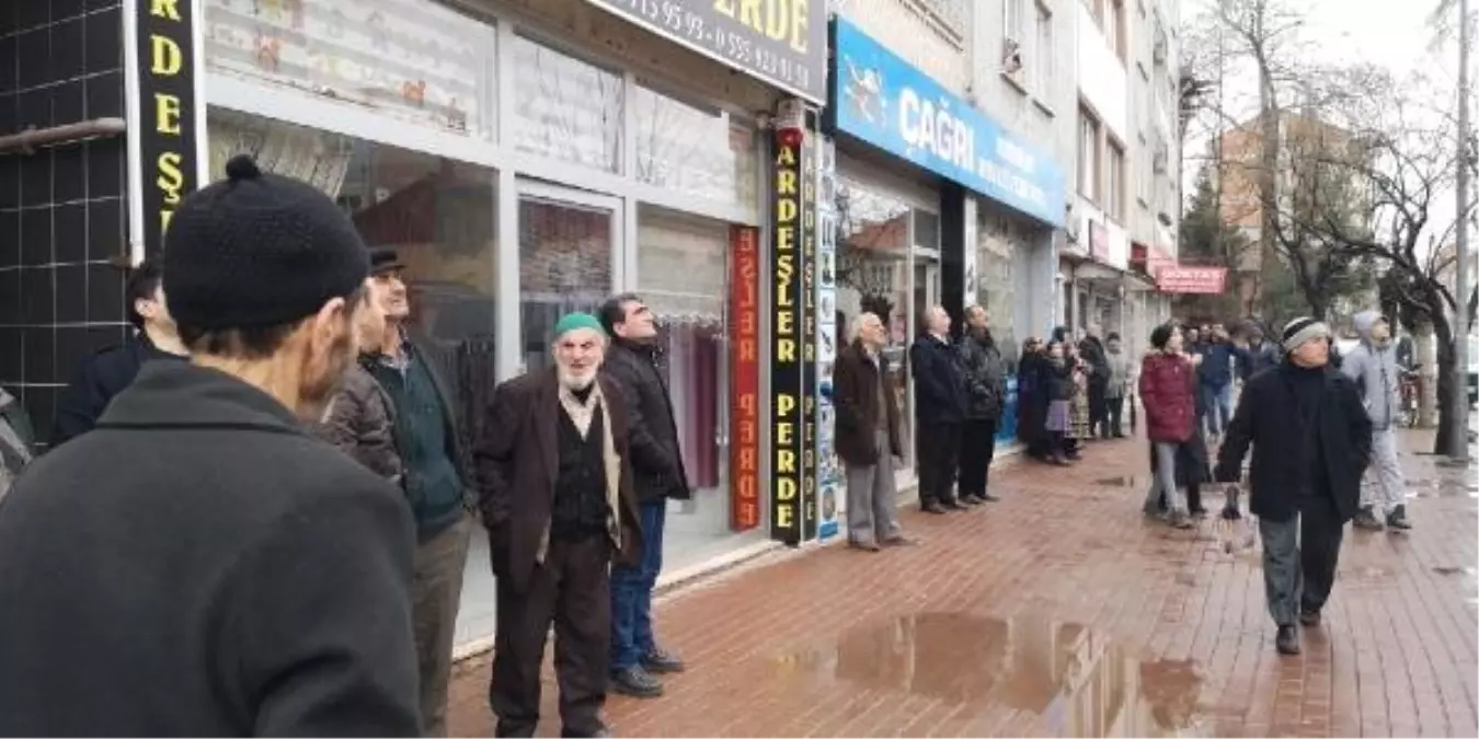 Çatı Yangınına İtfaiyenin Müdahalesini İzlediler