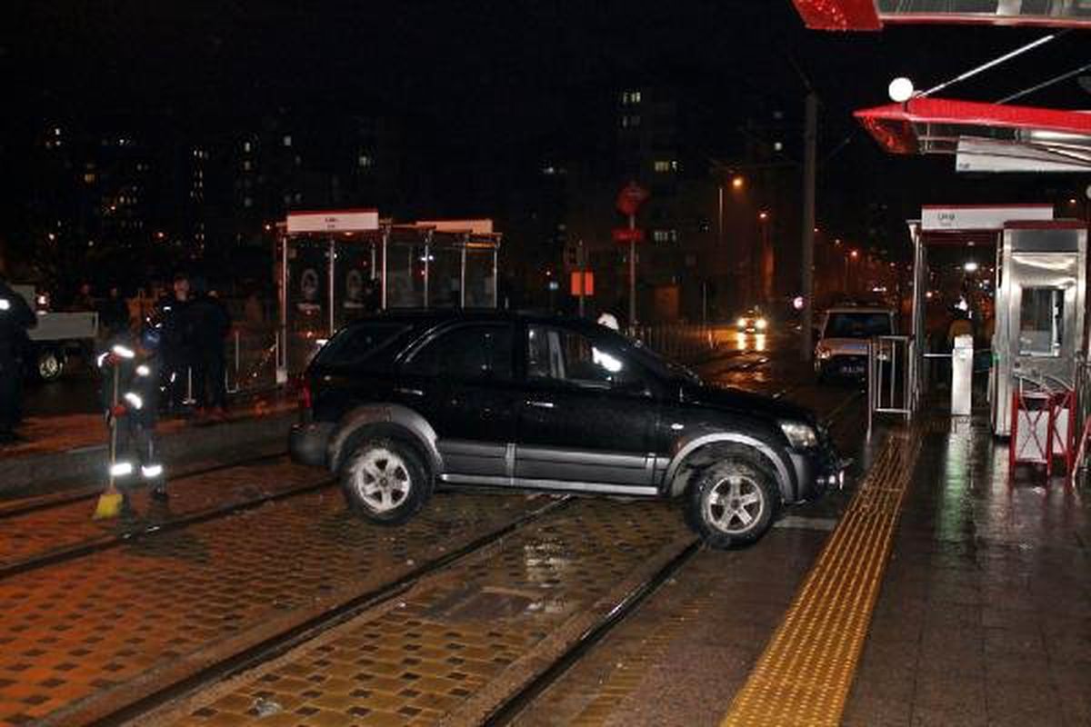 Cip Tramvay Hattına Girdi: 2 Yaralı